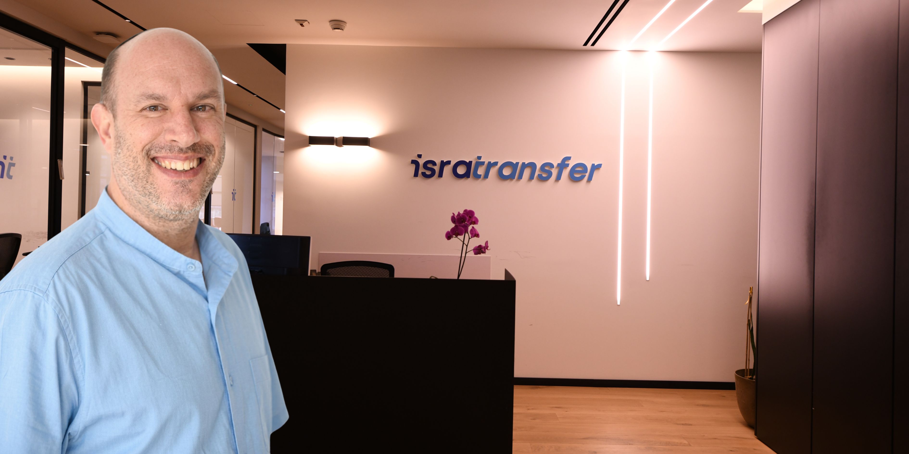 צוות IsraTransfer ולקוחותיו